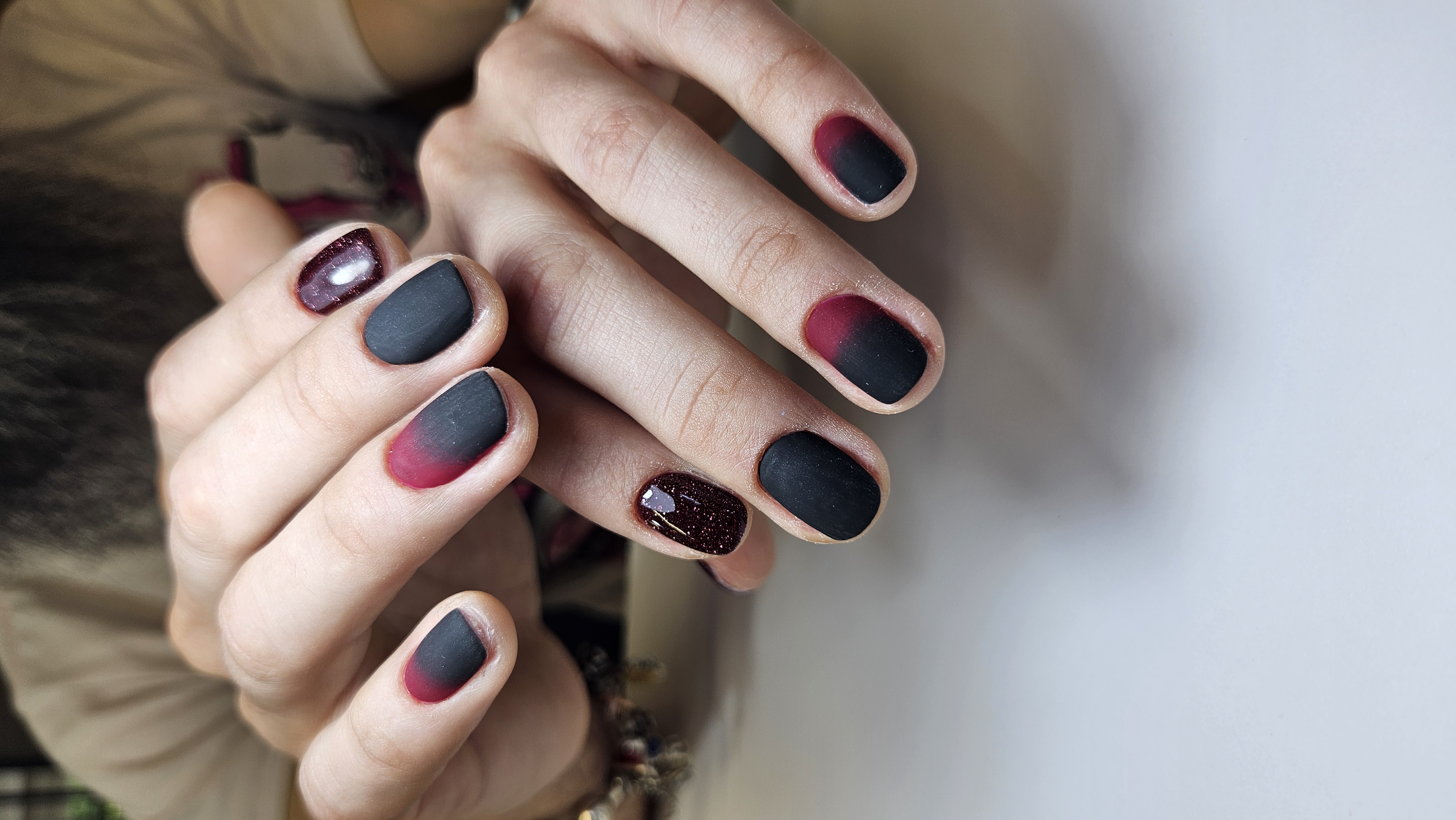 Diseño de corazones blancos sobre uñas naturales