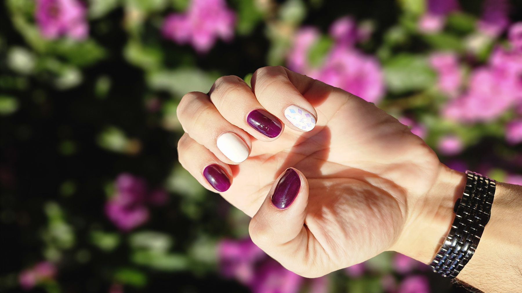 Uñas rojas con detalle de hojas