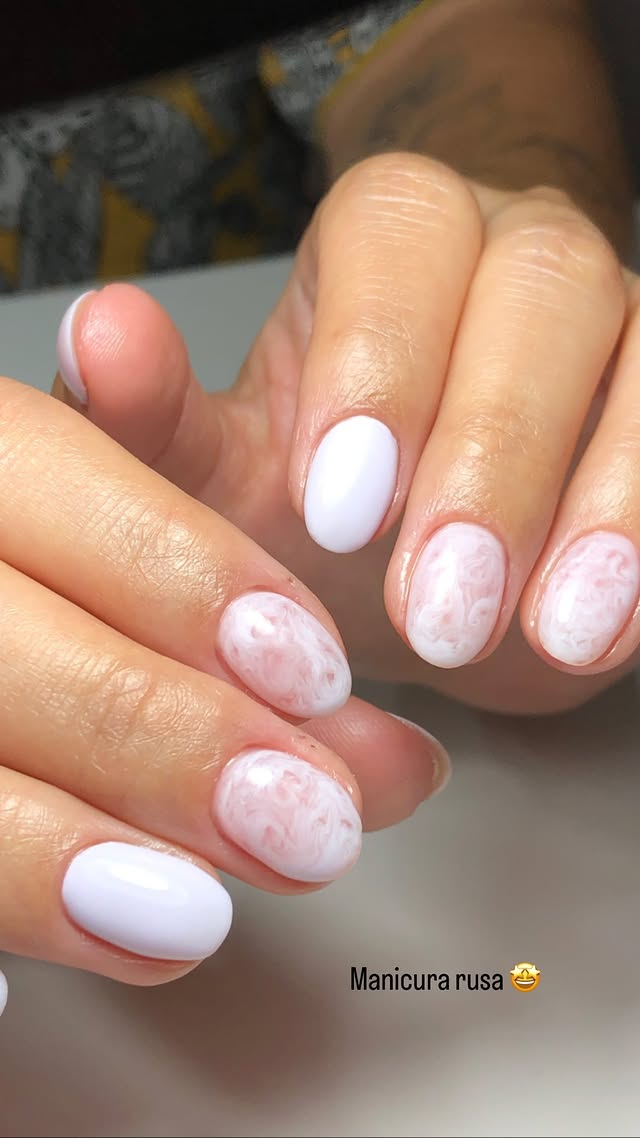 Manicura rusa con efecto mármol blanco