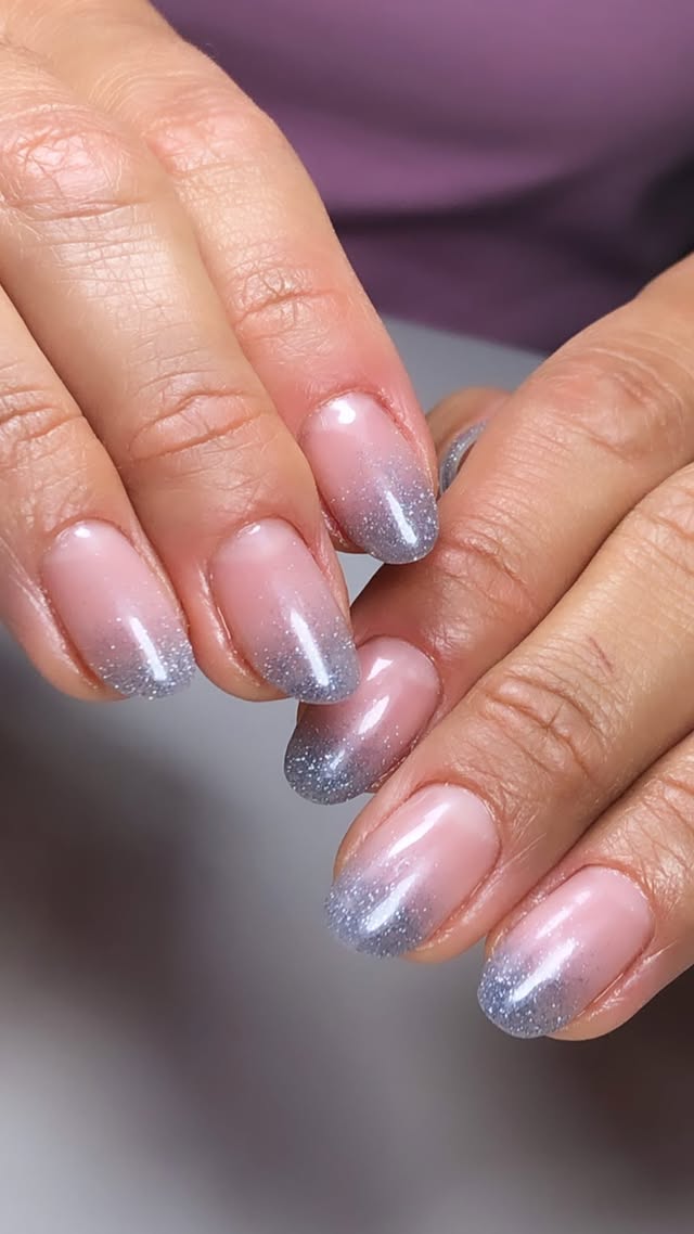 Glitter ombré plateado sobre base nude