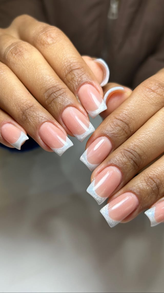 Manicura francesa con puntas glitter