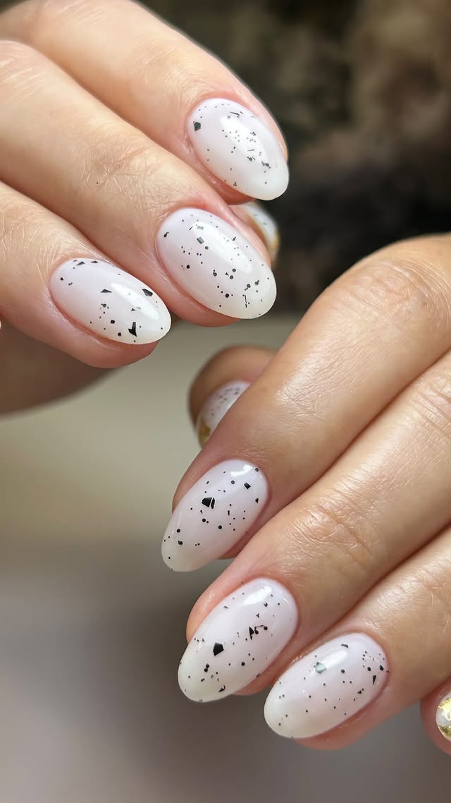 Uñas blancas speckle estilo huevo de codorniz