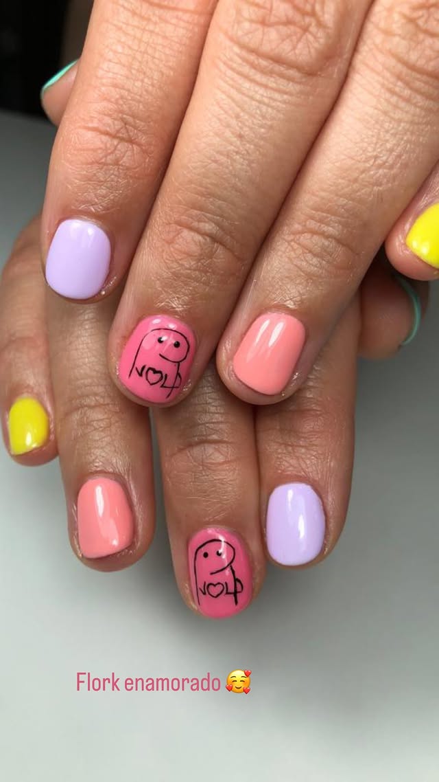 Nail art pastel multicolor