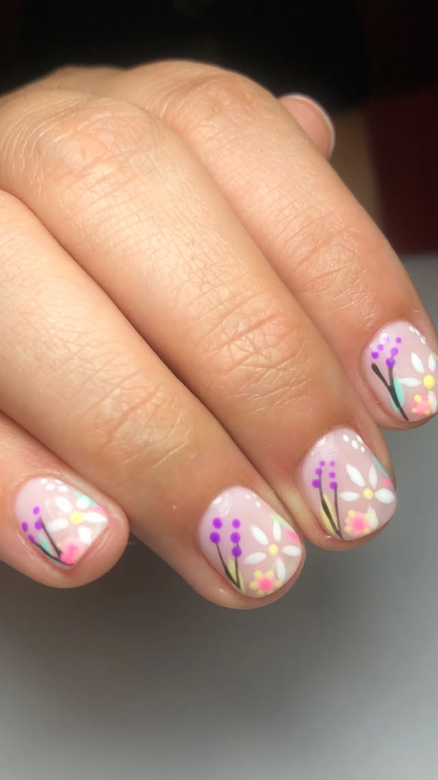 Nail art colorido con detalles